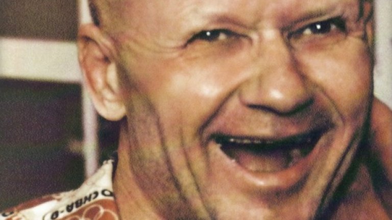 9. Андрей Чикатило
Само с една жертва повече, другият украински най-известен убиец Андрей Чикатило "повежда" пред Оноприенко с 53 убити - основно жени и деца. Убийствата на "Канибала от Ростов", както е "поетичното" му име, носят сексуален елемент - освен сериен убиец, той е и педофил и не пропуска да изнасили жертвите си.
Първоначално Чиrкатило работи като учител в град Новошахтинск, жени се и има две деца. Първото си престъпление извършва през 1978-ма, когато изнасилва и убива 9-годишно момиченце. Между 1981-ва и 1983-та извършва 7 убийства, предимно на млади жени и скитници. Когато жертвите наброяват вече 15, той е заловен и през 1984-та прекарва 4 месеца в затвора.
При арестуването си през 1990-та година, Чикатило признава за петдесет и шест убийства и изнасилвания, като с гордост описва, че е пил кръвта от жертвите и е ял части от телата им.
Чикатило е разстрелян с изстрел в тила на 14 февруари 1994-та.