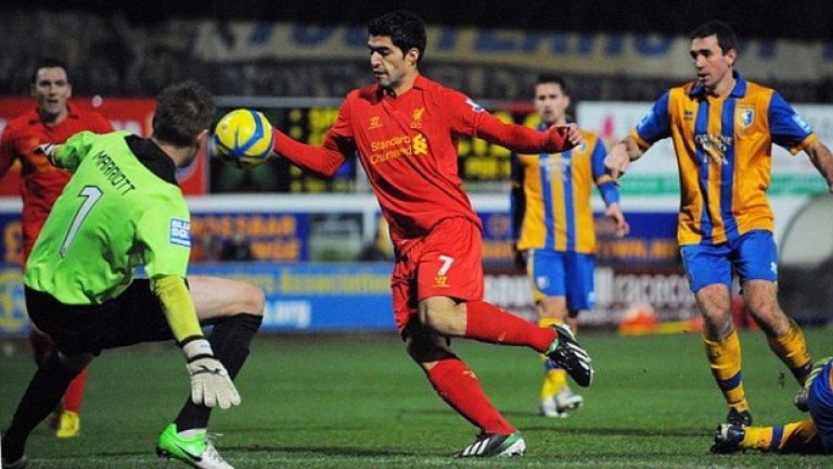 7. През януари 2013-а Ливърпул се мъчеше срещу Мансфийлд в третия кръг на ФА къп преди Суарес да "прониже" гостите с ръка. Никак не бе смутен - радваше се и целуваше... китката си.