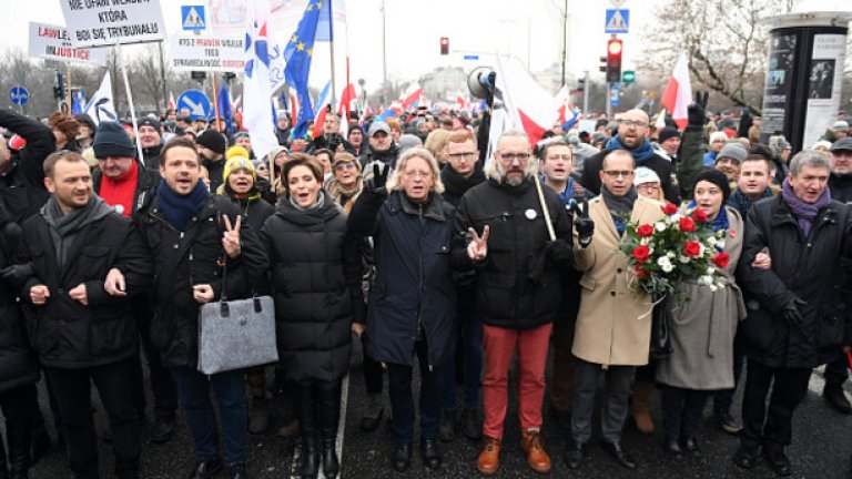 Вече четвърти ден продължават протестите в Полша. Поляците излязоха на улицата заради опитите на управляващата партия "Право и справедливост" (PiS) да ограничи поредните права и свободи на хората.