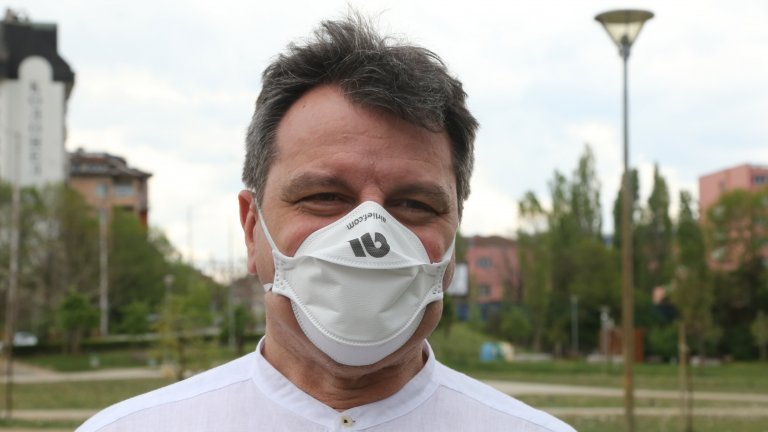Според пулмологът д-р Александър Симидчиев трябва да се фокусираме върху общите мерки за борба с коронавируса - носенето на маски на закрито, социалната дистанция и поддържането на добра хигиена