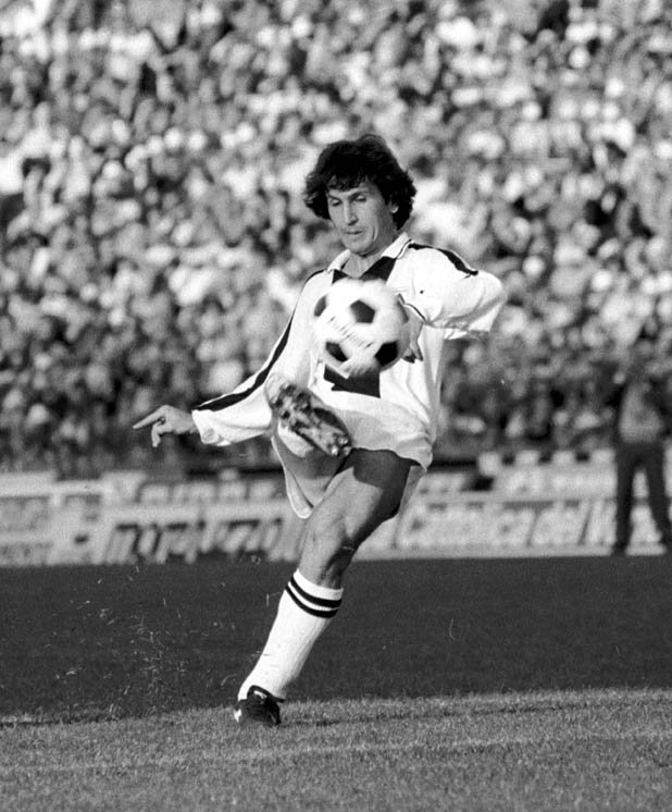 Номер 10 в Удинезе е свещен и преди големия Тото ди Натале. Носеше го Зико, бразилският идол, който игра в тима за 2 сезона през 80-те години.