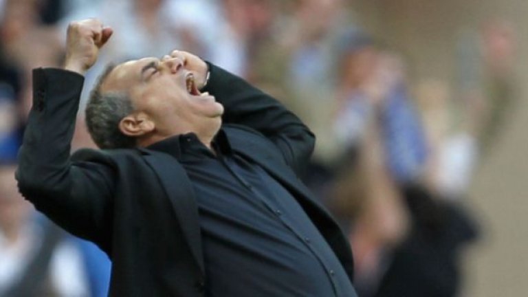 Май 2011: “Avram Grant – Millwall Legend”
Аврам Грант стана легенда на Милуол. Феновете на кръвния враг на Уест Хем се присмяха на "чуковете" заради изпадането им в Чемпиъншип и наеха самолет, за да развеят банер.