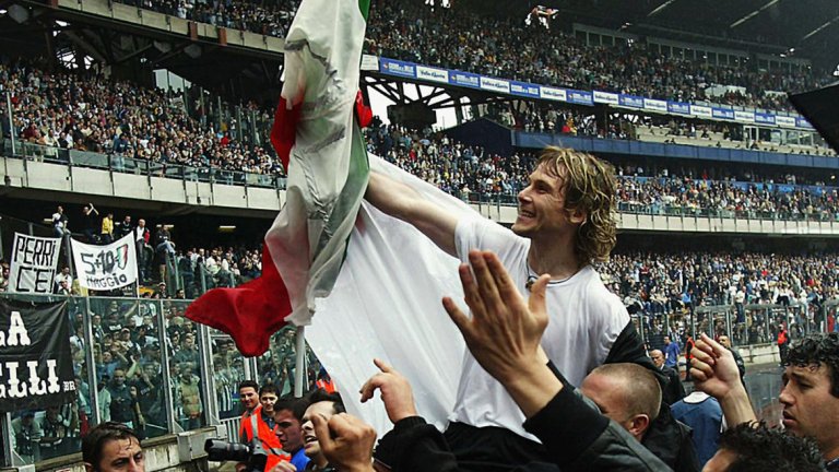 Недвед се превърна в един от най-големите любимци на "бианконерите" и не просто запълни празнината оставена от Зидан, а с годините стигна неговото ниво на един от най-добрите полузащитници в историята на играта.