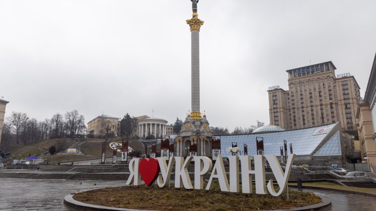 Ситуацията в Киев - колони от автомобили и пълни гари (Снимки)