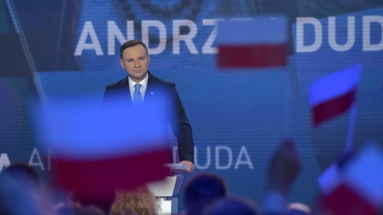 Избраният през май президент на Полша Анджей Дуда подписа промените в закона за полските радио и телевизия, които разрешават на управляващите пълен контрол над обществените медии