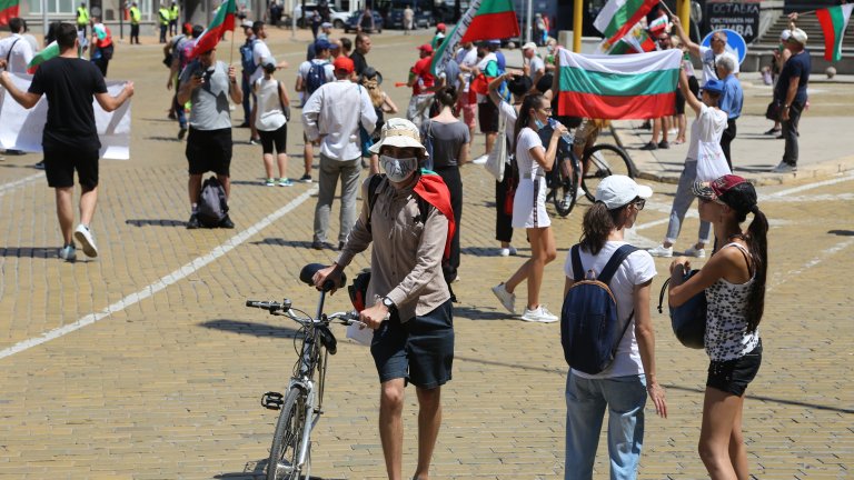 Демонстранти искат ул. "Протестна", защо да спираме само дотам?