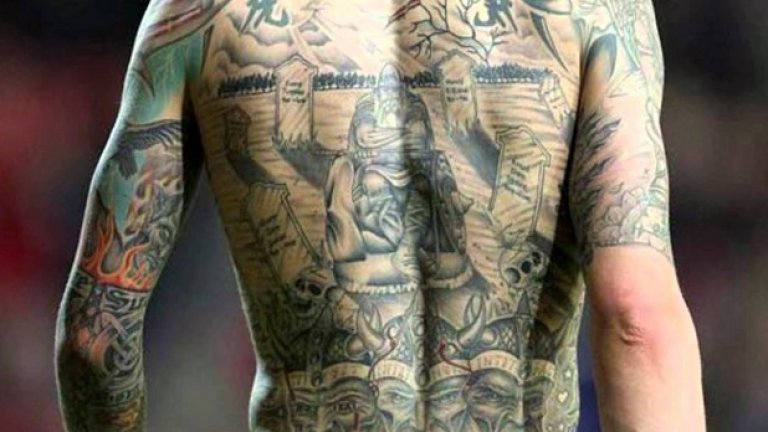 Татуировките им. Да имаш грозни татуировки е тренд във футболните среди.