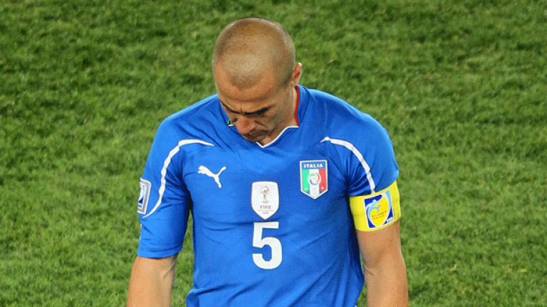 Италия - Мондиал 2010

Още един пример за световен шампион, отпаднал в групата. След титлата от 2006 г., от Италия се очакваше най-малкото да преодолее групата си в ЮАР, която не изглеждаше тежка - с Парагвай, Словакия и дебютантите от Нова Зеландия. "Скуадрата" обаче стигна само до 1:1 в първия си мач срещу Парагвай, а после дойде по-тежкият провал с ново 1:1, този път срещу Нова Зеландия. Дебютантите удържаха Италия и Фабио Канаваро и съотборниците му излязоха срещу Словакия за задължителна победа. Във вълнуващ мач Италия отстъпи с 2:3 и се сбогува с турнира.