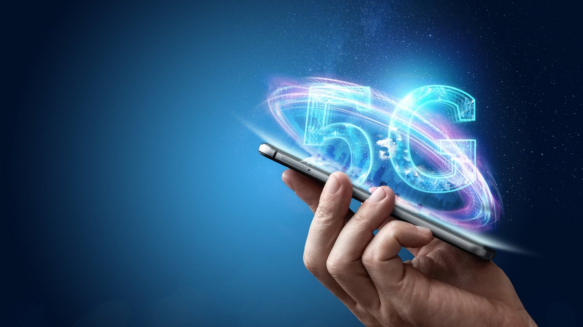 5G стандартът може да промени мобилния гейминг

По традиция портативните конзоли разчитат изключително на WiFi връзка за техния мултиплейър. Злополучната 3G версия на PS Vita бе пълен провал, но това се случи още през 2012 г. На свой ред, 2020 г. ще бъде годината, в която 5G стандартът става достъпен и надежден. Вече знаем, че Huawei работи по 5G телефон с цена, еквивалентна на едва 150 долара. Бюджетният модел ще бъде пуснат към края на тази година или в началото на следващата. Към момента най-евтиният 5G телефон струва 290 долара, но повечето надхвърлят 450 долара, така че толкова евтин телефон ще позволи на още много хора да опитат новия мобилен стандарт - и да се насладят на още по-динамичен гейминг в движение. Това със сигурност означава големи нови възможности за мобилните игри и надяваме се, иновации. Но как точно ще бъдат повлияни игрите все още е трудно да се предвиди.