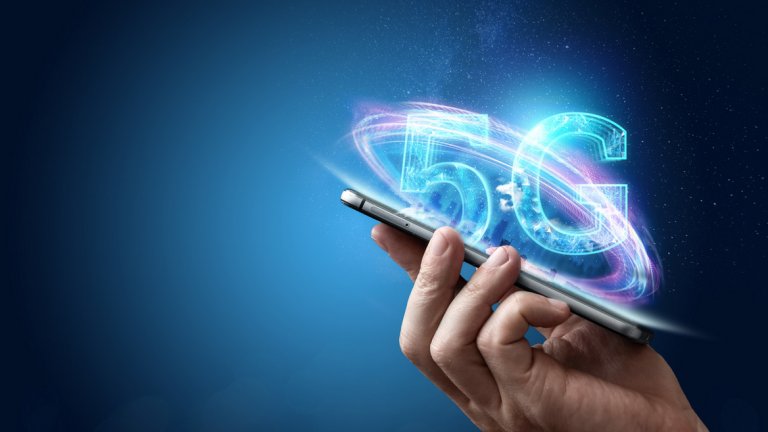 5G стандартът може да промени мобилния гейминг
По традиция портативните конзоли разчитат изключително на WiFi връзка за техния мултиплейър. Злополучната 3G версия на PS Vita бе пълен провал, но това се случи още през 2012 г. На свой ред, 2020 г. ще бъде годината, в която 5G стандартът става достъпен и надежден. Вече знаем, че Huawei работи по 5G телефон с цена, еквивалентна на едва 150 долара. Бюджетният модел ще бъде пуснат към края на тази година или в началото на следващата. Към момента най-евтиният 5G телефон струва 290 долара, но повечето надхвърлят 450 долара, така че толкова евтин телефон ще позволи на още много хора да опитат новия мобилен стандарт - и да се насладят на още по-динамичен гейминг в движение. Това със сигурност означава големи нови възможности за мобилните игри и надяваме се, иновации. Но как точно ще бъдат повлияни игрите все още е трудно да се предвиди.