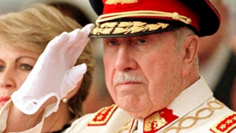 Генерал Аугусто Пиночет превръща националния стадион в Чили в затвор