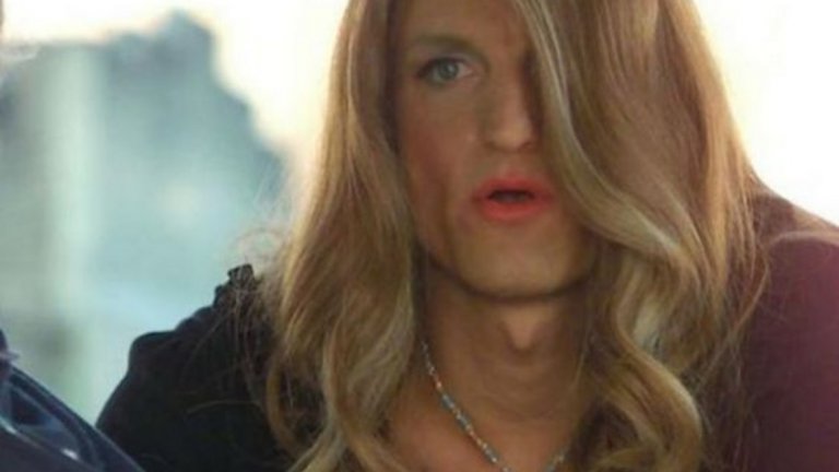 Уди Харелсън, Anger Management (2003 г.)
Харелсън отдавна заслужава признание за невероятните роли, които е имал още от "Белите не могат да скачат" насам. И няма да е голяма изненада, ако тази година грабне "Оскара". Въпреки това и той е имал своите... съмнителни моменти в кариерата си. Особен момент е появата му във филма на Адам Сандлар Anger Management, където Уди играе транс проститутка с германски акцент през деня и охранител на стадиона на Янките през нощта.