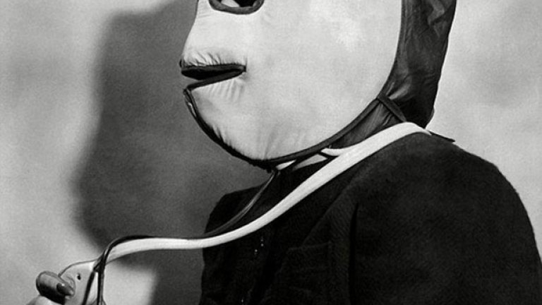 Тази маска изглежда ужасяващо, но през 40-те години е  използвана с цел затопляне на лицето за свежа кожа