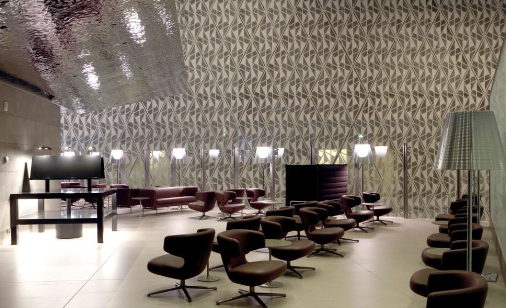 Qatar Airways Al Mourjan Business Lounge 
 - Модерен уют с безплатен Wi-Fi, Формула 1 симулатор и удобни кожени дивани.