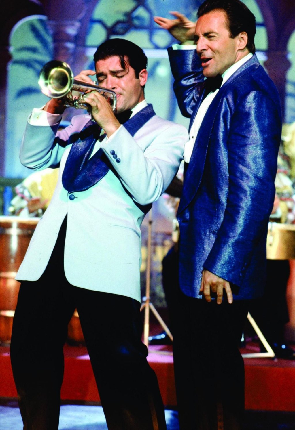 The Mambo Kings (1992) 
Кралете на мамбото са двама братя, които се местят от Куба в Америка, за да преоткрият музикалните си кариери. Дебютът на Бандерас в англоговорящото кино.