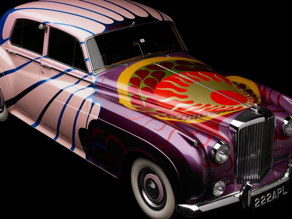 Представяме ви незабравиомто Bentley S- 1 1956 г. , закупено за Бийтълс през 1968 г. Това е парти колата на най-известната банда в света, в която около Лондон се возят Джими Хендрикс , Роджър Долтри и Брайън Джоунс от Ролинг Стоунс. 