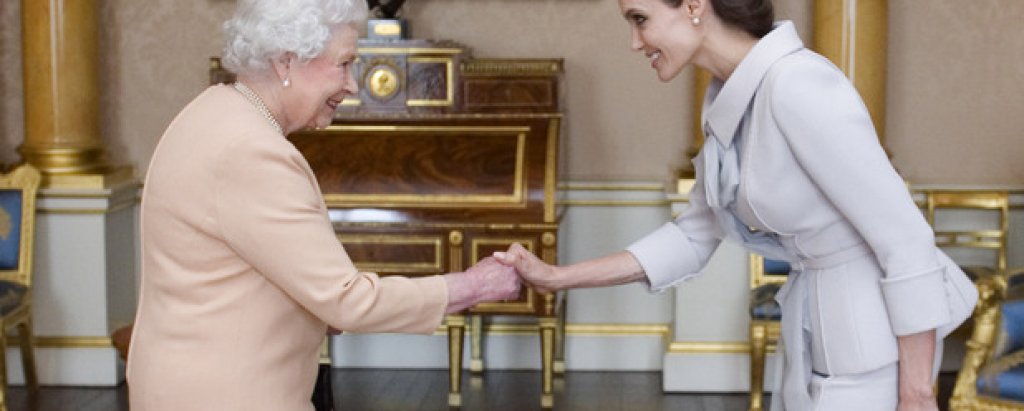 Да се срещнеш с Кралицата е чест, към която се стремят  знаменитости от цял свят. Елизабет II прие актрисата Анджелина Джоли и й даде специален орден за заслуги през октомври 2014-та