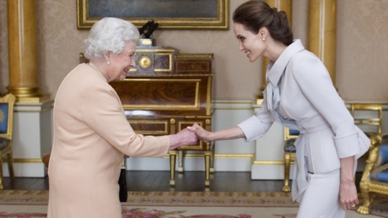 Да се срещнеш с Кралицата е чест, към която се стремят  знаменитости от цял свят. Елизабет II прие актрисата Анджелина Джоли и й даде специален орден за заслуги през октомври 2014-та