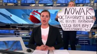 Коя е Мария Овсянникова - жената, която нахлу в ефир с плакат против войната