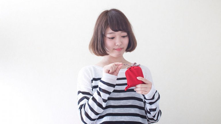 Интересно японско схващане е, че не бива да си отваряш подаръка от някого, докато той не те подкани да го направиш. Не се счита за възпитано. В миналото не са отваряли изобщо подаръци в присъствието на човека, който ги е поднесъл. Сега го правят внимателно, без да късат хартията, иначе е грубо.