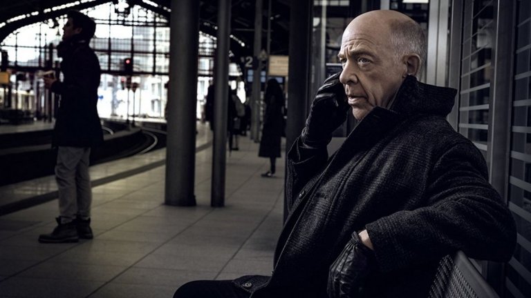 Counterpart / "От другата страна"
Когато събереш фантастика и сериозна шпионска история в едно, нещата или ще отидат към бутафория, или ще се получи доста добър краен продукт. За щастие при Counterpart ситуацията е от втория тип. В края на 80-те светът просто се е раздвоил и някъде в Берлин има проход между тези два идентични, но все пак различни свята. Всичко това се държи в пълна тайна, която само малцина знаят. Когато обаче оперативни агенти от другия свят идват в нашия и започват да извършват специфични убийства, се разбира, че ситуацията става много сериозна. А нищо неподозиращия добряк Харолд се оказва привлечен да участва задълбочено в операцията, след като неговият двойник от другия свят идва, за да помогне за разкриването на случая. Тук шпионажът не е между държави, а между цели реалности, а залогът може да се окаже безкрайно висок.