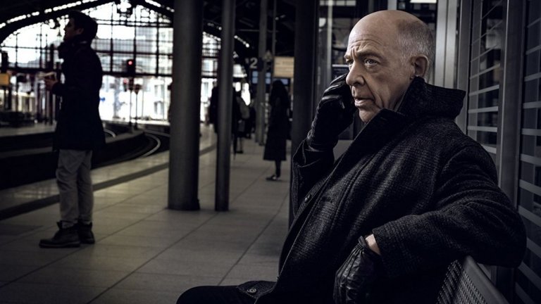 Counterpart 

Сериалът влиза в жанра "spy-fy" - смесица между научна фантастика и шпионски трилър. Действието се развива в Берлин между два симетрични свята. Паралелната реалност се формира след научен експеримент по време на Студената война, като се пази в пълна тайна от "нашия" свят. Колкото повече време минава, толкова повече комуникацията между двете страни се влошава. Джей Кей Симънс прави наистина впечатляваща роля на двама идентични образи, но абсолютно различни характери. Създателите на Counterpart вече работят по втория сезон. 


IMDb рейтинг: 8,2 / 10  