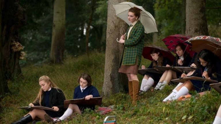 The Falling
Британски трилър без директни хорър елементи, но с дългосрочно въздействие. Действието се развива в девическо училище в края на 60-те, където плъзва мистериозна епидемия и момичетата започват масово да припадат. 
Истинските теми на филма са женската сексуалност, табутата, репресията и масовата истерия, а заложените послания са достатъчно много, за да оправдаят няколко гледания.