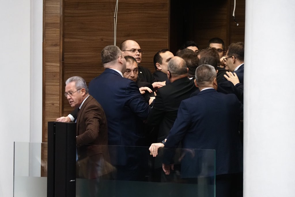 Опитът на партията на Костадин Костадинов да блокира днешното заседание се провали