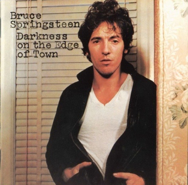 Bruce Springsteen – Darkness on the Edge of Town (1978)

Самият Спрингстийн разказва: Когато видях снимката, си казах: Да, това е човекът от песните. Исках да личи моята същност.
