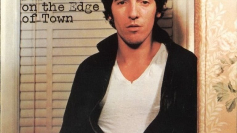 Bruce Springsteen – Darkness on the Edge of Town (1978)

Самият Спрингстийн разказва: Когато видях снимката, си казах: Да, това е човекът от песните. Исках да личи моята същност.
