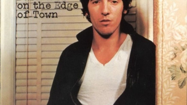 Bruce Springsteen – Darkness on the Edge of Town (1978)
Самият Спрингстийн разказва: Когато видях снимката, си казах: Да, това е човекът от песните. Исках да личи моята същност.