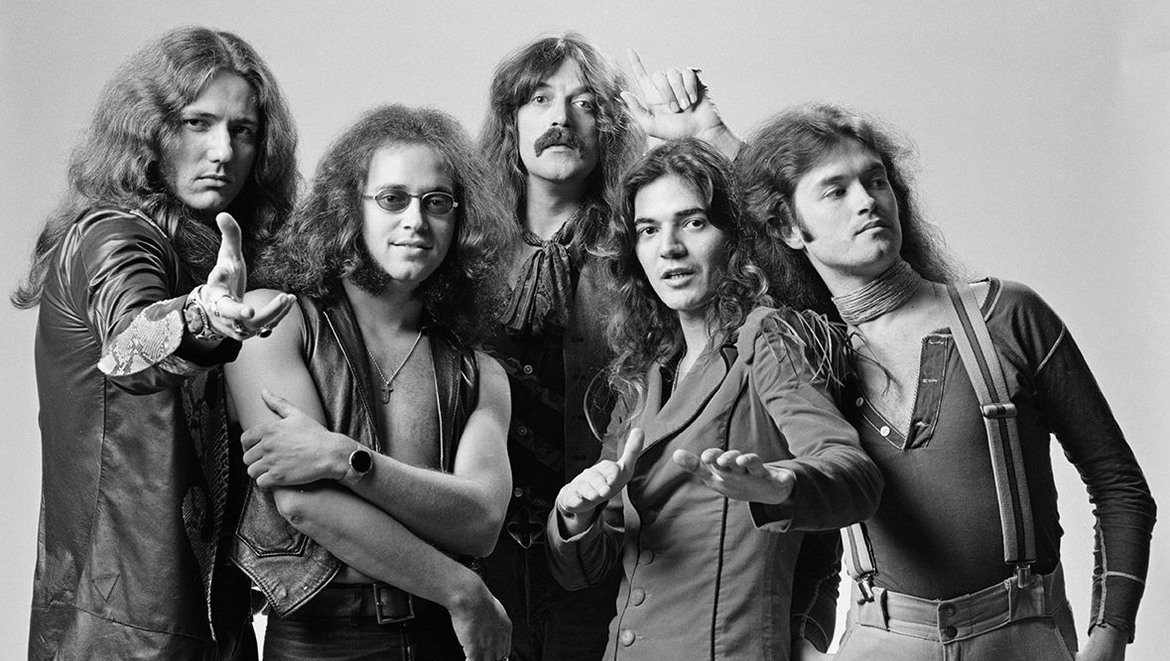 Deep Purple - Smoke On The Water
Да, Smoke on the Water е едно от най-изтърканите от свирене парчета, което всеки малък бъдещ китарист поне веднъж се е опитвал да изкара на новата си китара.