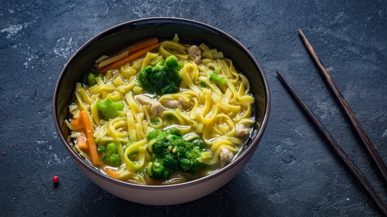 Рамен с броколиОще едно предложение в графата „Бързо, лесно и много вкусно“. За него сварете една средна глава броколи в 3-4 чаши подсолена вода и накъсайте на розички. В същата тенджера прибавете два пакета нудълс заедно с подправките им и разбъркайте. Изчакайте нудълсите и броколито да се овкусят добре като разбърквате внимателно.
Разпределете супата в купички и овкусете със сусамово олио. Можете да добавите и рохко сварено яйце за още протеини.