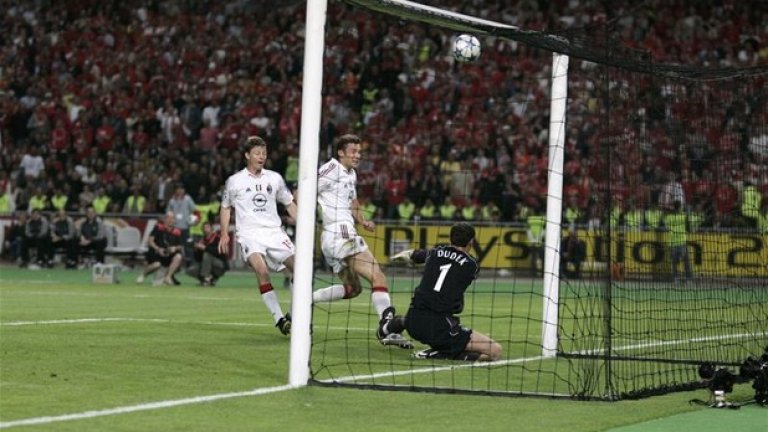 През 2005-а Шевченко бе вероятно най-добрият нападател в света. Как точно той изпусна от тази позиция, как спаси Дудек... Няма обяснение.