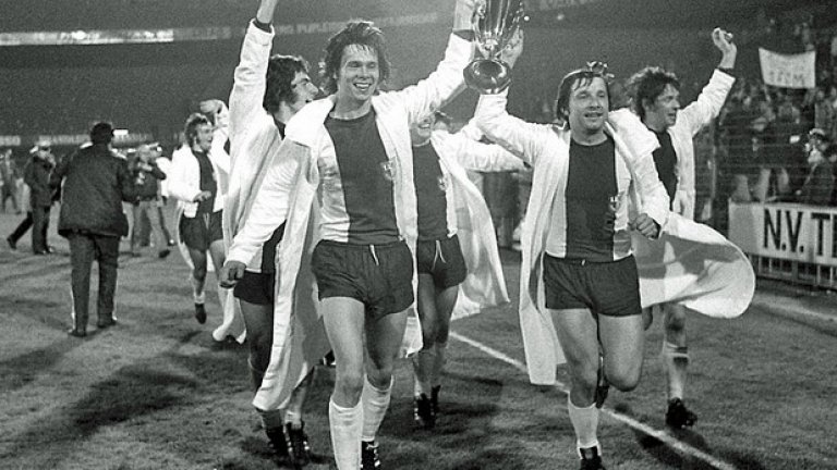 Магдебург, 1974 г.
Златните времена за футбола в ГДР, както се оказа по-късно, инжектирани и с доста забранени стимуланти. Този тим на Магдебург съдържаше 9 национали, които месец след триумфа над Милан във финала за КНК (2:0) биха ФРГ на световното именно в Западна Германия. Но през 90-те институтите в Германия доказаха, че младият тим на Магдебург (24 г. средна възраст) е употребявал стимуланти. Вероятно, не само той.
На четвъртфинала Магдебург елиминира Берое.