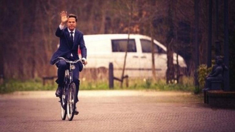 Холандският министър-председател пристига на среща с Обама върху велосипед, за да демонстрира своята достъпност. Премиерската кола иначе е брониран Mercedes-Benz S-класа и понякога Audi A6. Преди са били използвани бронирани BMW-та Серия 7