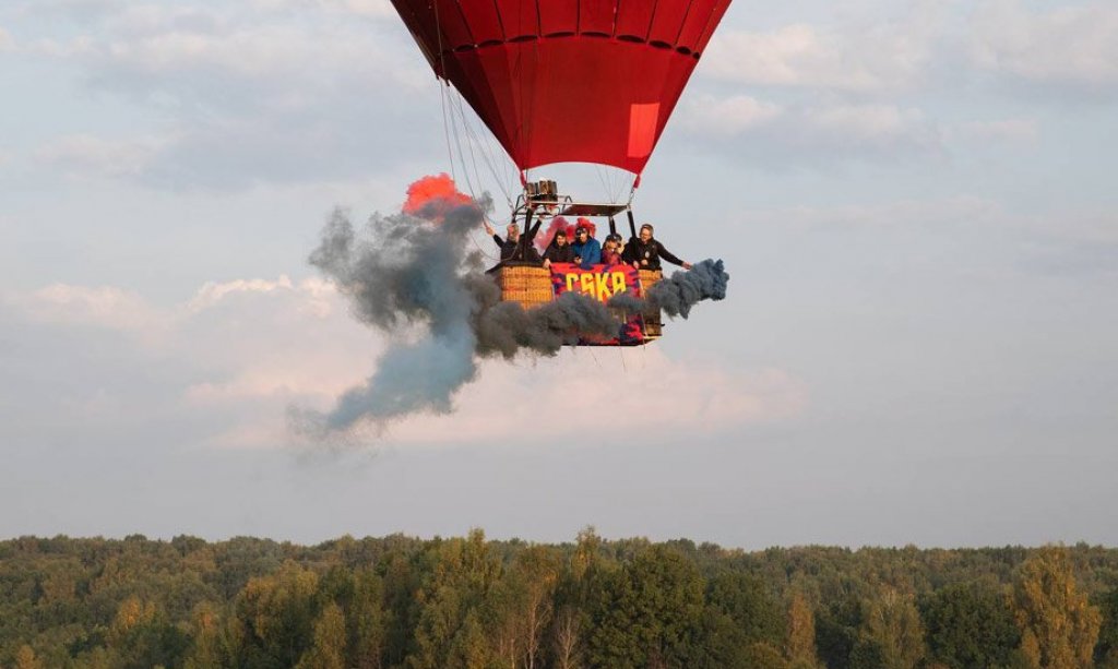 Въздушна инвазия: Фенове на ЦСКА М. пристигнаха за гостуване с балон