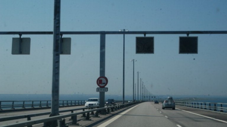 Еврокомисарят по миграцията Димитрис Аврамопулус свиква извънредна среща утре в Брюксел между представители на Дания, Швеция и Германия. На нея ще бъде обсъден безпрецедентния паспортен контрол, който въведоха скандинавските страни