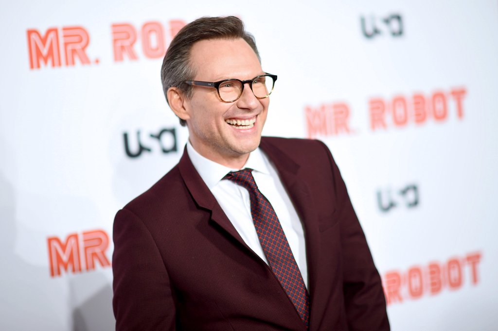Крисчън Слейтър
За актьора от Mr. Robot се знае, че има неспокоен дух. На няколко пъти той си е имал неприятности със закона, които са го изпращали за известно време на топло. През 1989 г. е арестуван за шофиране в нетрезво състояние и буйство, което му носи 10 дни затвор. Няколко години след това просто е арестуван, този път без затвор, след като се опитва да качи огнестрелно оръжие на борда на самолет. Най-солидният му престой зад решетките обаче е 3-месечна присъда от 1997 г. за побой над тогавашната му приятелка и за нападение над полицай под въздействието на хероин, кокаин и алкохол. След този случай Слейтър е принуден и да влезе за три месеца в клиника за лечение на зависимости.