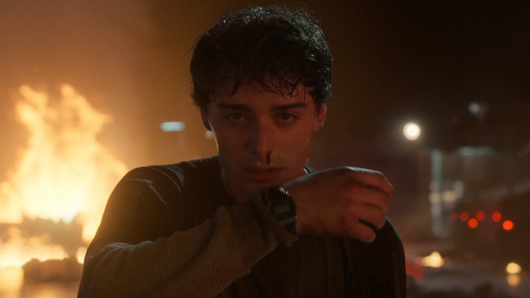 Stranger Things, сезон 5
Къде: в Netflix

Макар още да не сме гледали финала, ще рискуваме като определим петия сезон на Stranger Things за един от най-забележителните сериали на годината. Братята Дъдър се завърнаха ударно в Хокинс, показвайки ни как старата банда приятели се опитват да заловят и унищожат Векна. Но се озовават пред мистерия, далеч по-голяма и опасна, отколкото са очаквали.