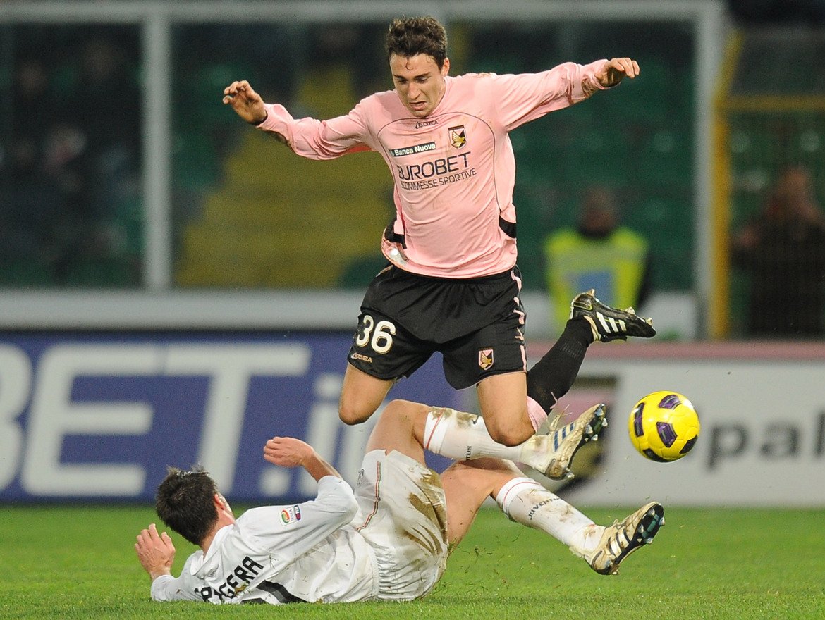 Десен уинг бек: Матео Дармиан
Продукт на академията на Милан, Дармиан изгради доброто си име в тима на Торино, но преди това игра именно в Палермо, който плати 800 000 евро за него на „росонерите” през 2010-а. След само 16 мача с екипа на Палермо Дармиан премина в Торино. За „биковете” записа 150 двубоя, вкарвайки и шест гола, а през 2015-а Юнайтед реши да плати 18 млн. за него, но италианецът все още не може да се утвърди като титуляр и спекулации около бъдещето му изскачат периодично.
