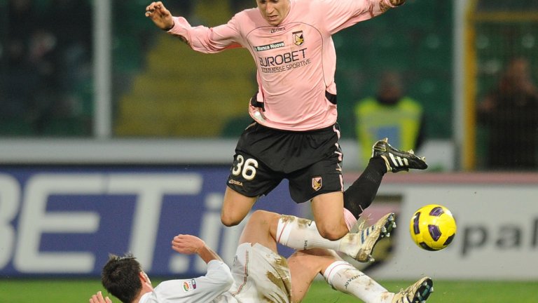 Десен уинг бек: Матео Дармиан
Продукт на академията на Милан, Дармиан изгради доброто си име в тима на Торино, но преди това игра именно в Палермо, който плати 800 000 евро за него на „росонерите” през 2010-а. След само 16 мача с екипа на Палермо Дармиан премина в Торино. За „биковете” записа 150 двубоя, вкарвайки и шест гола, а през 2015-а Юнайтед реши да плати 18 млн. за него, но италианецът все още не може да се утвърди като титуляр и спекулации около бъдещето му изскачат периодично.