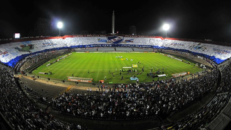 Насионал-Пенярол (Уругвай). Насионал спечели дербито за най-голямо знаме в света, като покри стадиона с флаг, дълъг 600 и широк 50 метра (на снимката). Така бе постигната най-тежката победа над врага...
