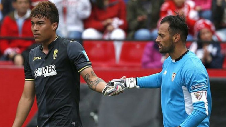 Вратарят на Севиля Бето и Адалберто Пеняранда от Гранада са вплетени в жестока битка по време на лютото андалусийско дерби в неделя. Пред полупразни трибуни гостите спечелиха с 4:1 и се спасиха от изпадане.