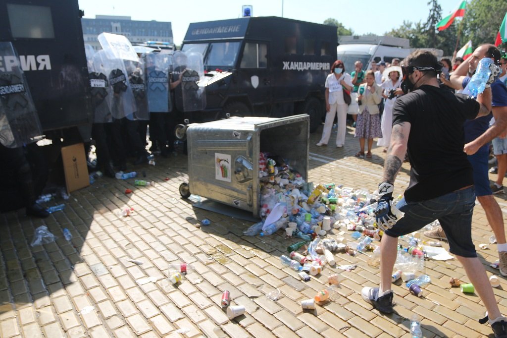 "Велико народно въстание": Напрежение на площaда и лют спрей срещу протестиращите