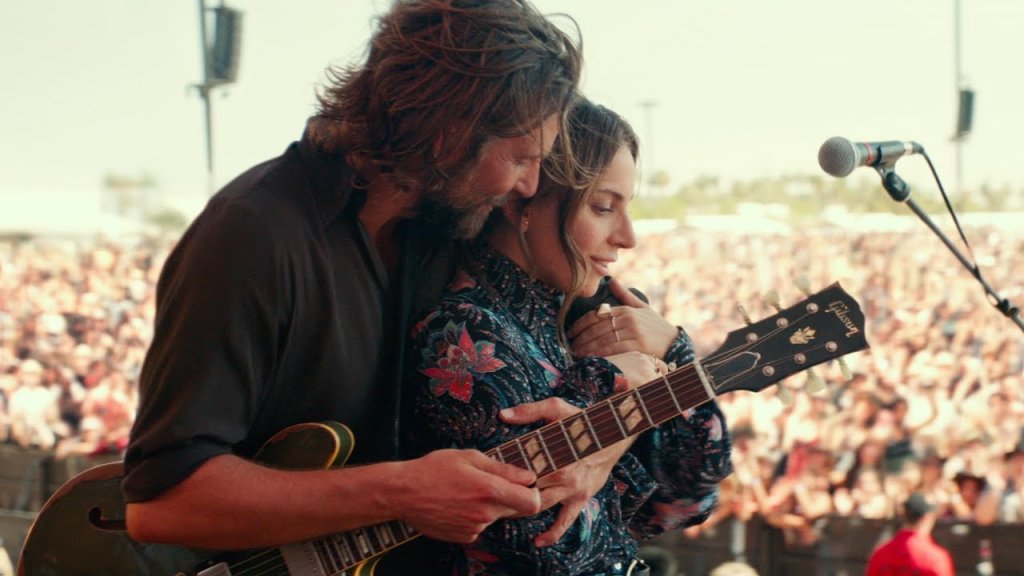 \"Роди се звезда\" (A Star Is Born)
Съвсем очаквано е този филм да е в класацията. Лейди Гага стремително върви към \"Оскар\". Първите ревюта възхвалиха режисьорския дебют, с който и Лейди Гага дебютира в киното, са повече от позитивни. Купър режисир