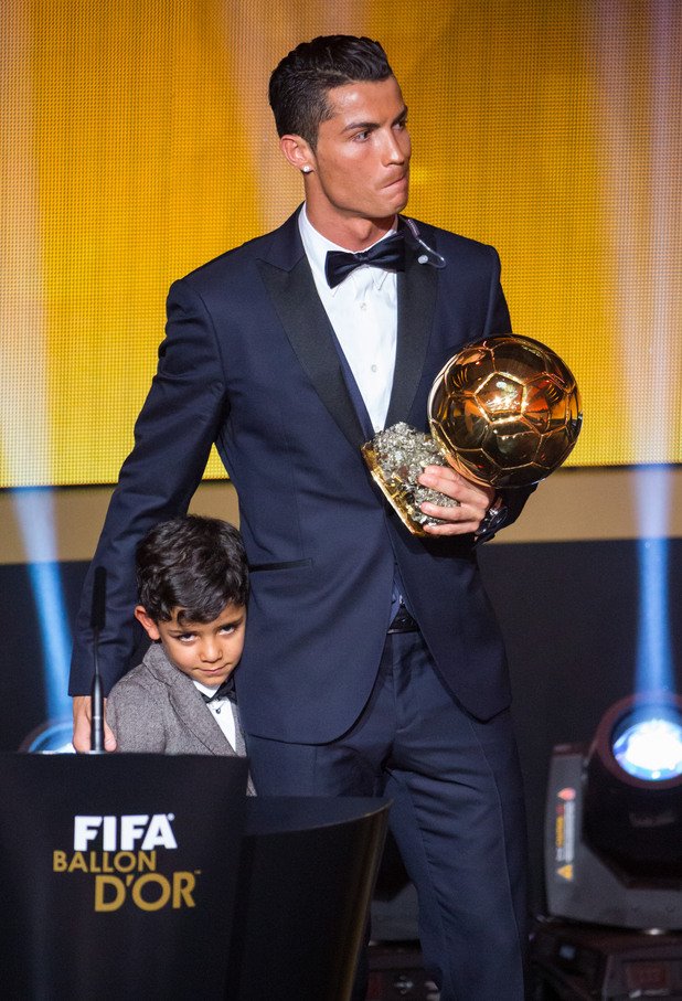 Роналдо извика на сцената сина си Роналд, както и миналата година.