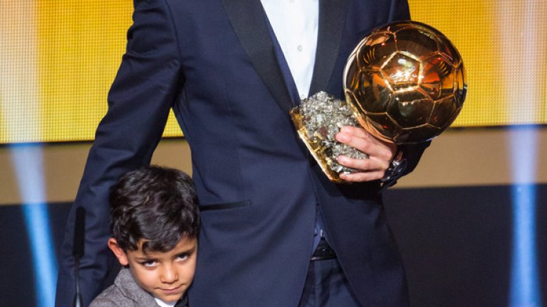 Роналдо извика на сцената сина си Роналд, както и миналата година.