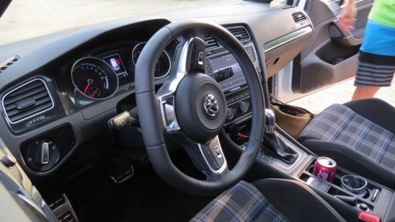 Когато се стъмни, интериорът навява асоциации за самолет: тишина, сини, светодиодни ленти, бърза скорост