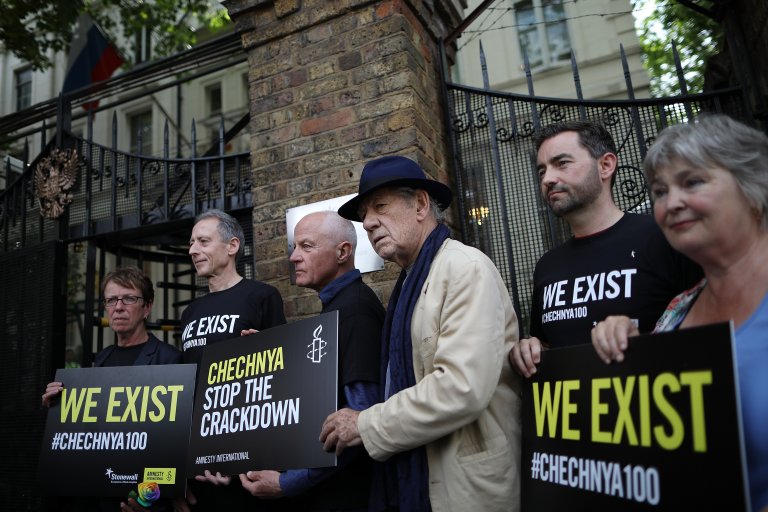 Актьорът Иън Маккелън се присъединява към лондонския протест за защита на правата на ЛГБТ в Чечня.